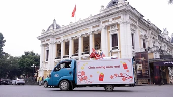 Chú ngựa khổng lồ Thụy Điển được Đại sứ đưa đi dạo khắp Hà Nội