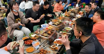 Chủ quán đồ nướng Trung Quốc quỳ gối xin lỗi khách vì vỡ trận, giờ ra sao?