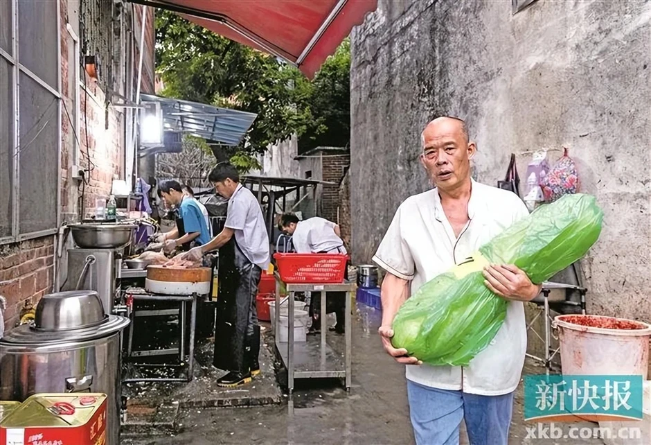 Chủ quán lẩu Trung Quốc khổ vì khách đông: "Không có thời gian tiêu tiền" Chủ quán lẩu Trung Quốc khổ vì khách đông: "Không có thời gian tiêu tiền"