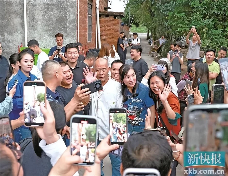 Chủ quán lẩu Trung Quốc khổ vì khách đông: "Không có thời gian tiêu tiền" Chủ quán lẩu Trung Quốc khổ vì khách đông: "Không có thời gian tiêu tiền"