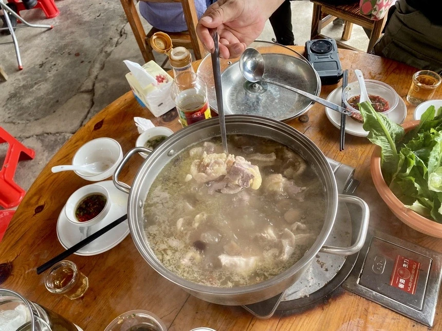 Chủ quán lẩu Trung Quốc khổ vì khách đông: "Không có thời gian tiêu tiền" Chủ quán lẩu Trung Quốc khổ vì khách đông: "Không có thời gian tiêu tiền"