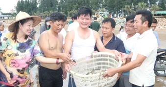 Chủ tịch xã xuống biển cùng ngư dân và du khách kéo lưới, kích cầu du lịch