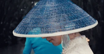 Clip 12 giây gây sốt: Gái xinh Trung Quốc đẹp lạ giữa rừng dừa miền Tây