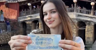 Cô gái Belarus đi khắp Việt Nam để tìm địa danh in trên đồng tiền