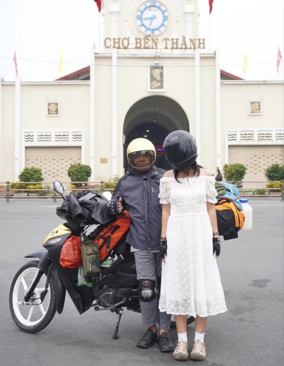 Cô gái bỏ việc theo cha phượt xe máy xuyên Việt - Lào Cô gái bỏ việc theo cha phượt xe máy xuyên Việt - Lào
