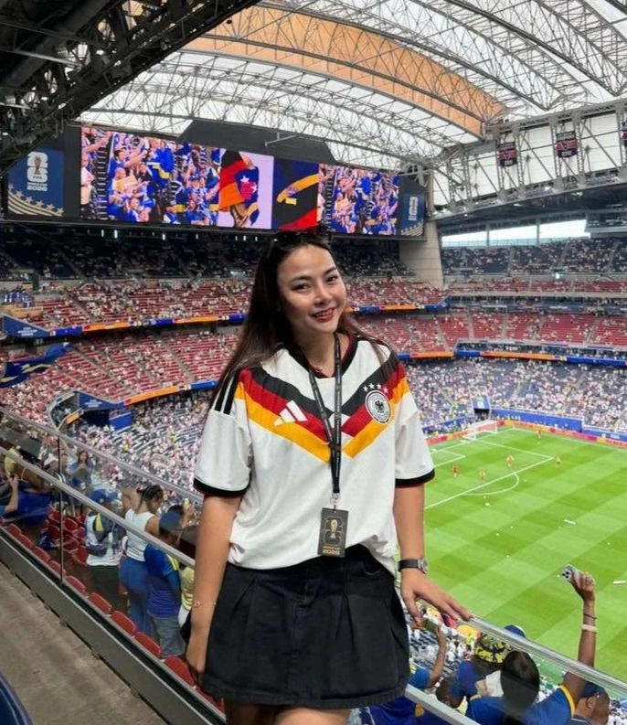 Cô gái Hà Nội chi 250 triệu xem World Cup, choáng với máy lạnh phủ kín sân Cô gái Hà Nội chi 250 triệu xem World Cup, choáng với máy lạnh phủ kín sân