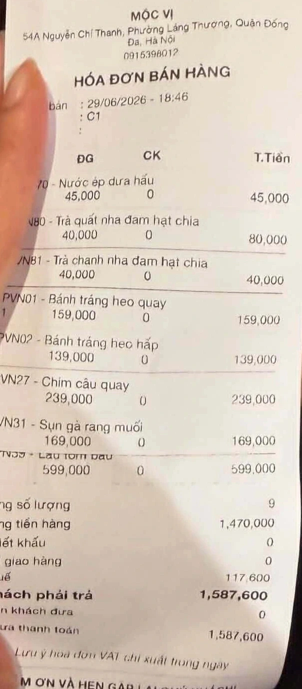 Cô gái Hà Nội tố có gián trong nước ép, chủ quán nói "không biết từ đâu" Cô gái Hà Nội tố có gián trong nước ép, chủ quán nói "không biết từ đâu"