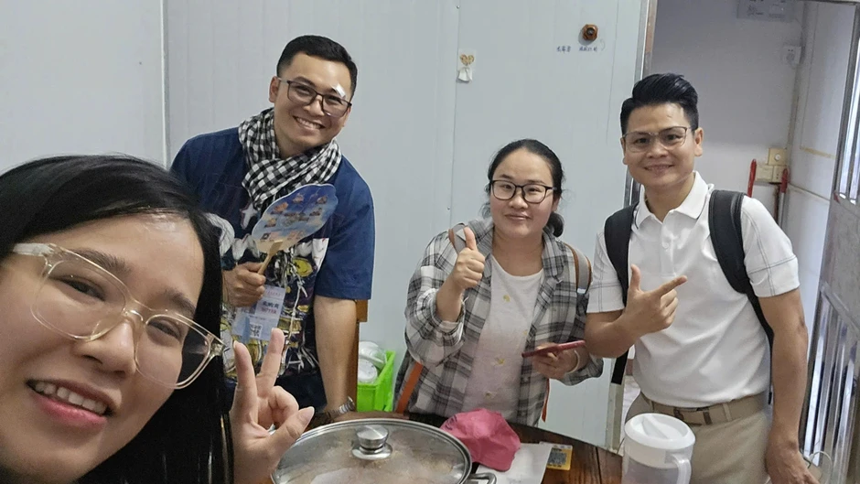 Cô gái Việt tới quán lẩu gà, chủ phải "van xin khách đừng đến" ở Trung Quốc Cô gái Việt tới quán lẩu gà, chủ phải "van xin khách đừng đến" ở Trung Quốc