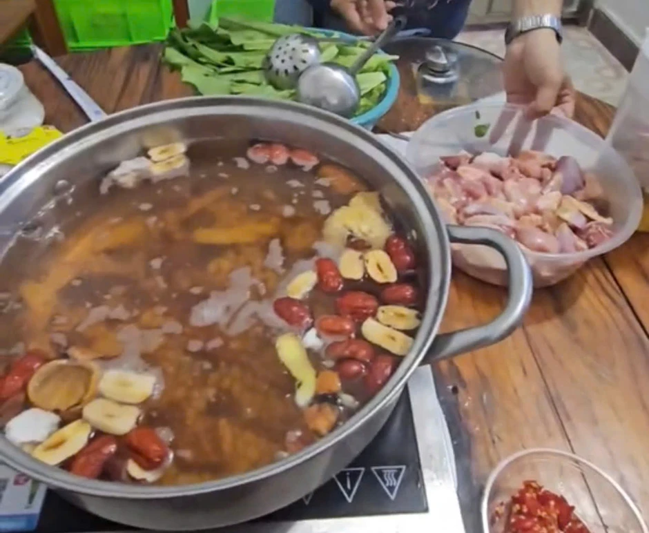 Cô gái Việt tới quán lẩu gà, chủ phải "van xin khách đừng đến" ở Trung Quốc Cô gái Việt tới quán lẩu gà, chủ phải "van xin khách đừng đến" ở Trung Quốc