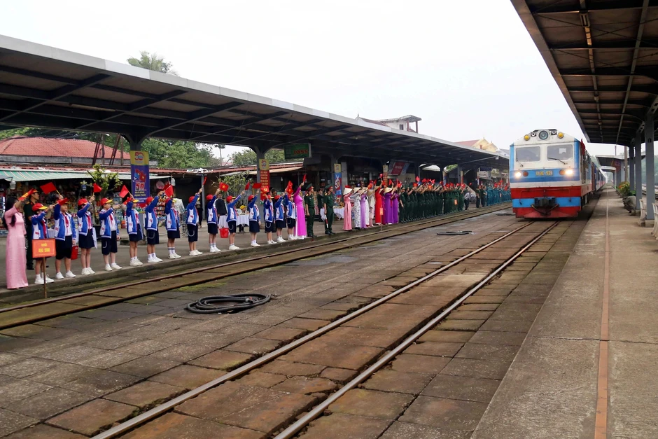 Có gì bên trong toa tàu hạng sang đi xuyên di sản Huế - Phong Nha? Có gì bên trong toa tàu hạng sang đi xuyên di sản Huế - Phong Nha?