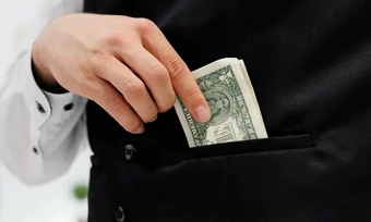 Có nên đưa tiền boa cho tiếp viên hàng không?
