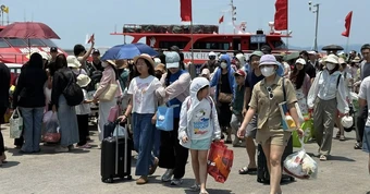 Cô Tô ‘hot’ dịp lễ 30-4, du khách ùn ùn lên tàu ra đảo