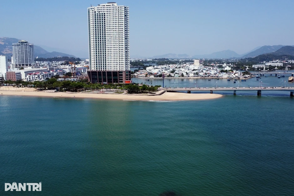 Cồn cát hình "cá heo lao ra biển" ở Nha Trang đã biến mất Cồn cát hình "cá heo lao ra biển" ở Nha Trang đã biến mất