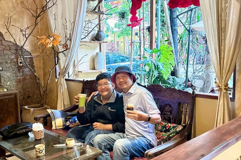 Con nói thèm bún chả Hà Nội, cha đưa con đi phượt hơn 2.200km bằng xe máy Con nói thèm bún chả Hà Nội, cha đưa con đi phượt hơn 2.200km bằng xe máy