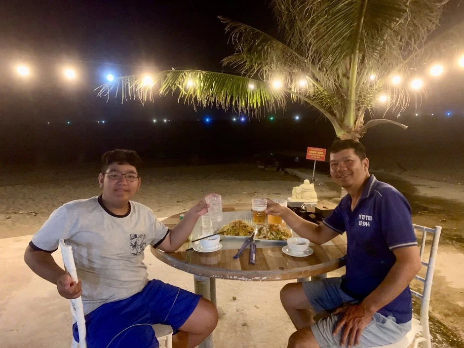 Con nói thèm bún chả Hà Nội, cha đưa con đi phượt hơn 2.200km bằng xe máy Con nói thèm bún chả Hà Nội, cha đưa con đi phượt hơn 2.200km bằng xe máy