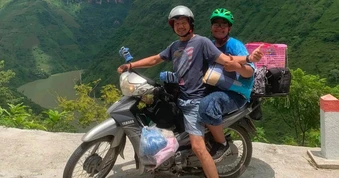 Con nói thèm bún chả Hà Nội, cha đưa con đi phượt hơn 2.200km bằng xe máy