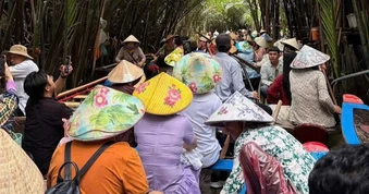 Cơn sốt check-in xuồng ba lá: Cảnh tượng ùn tắc, khách chờ 2 tiếng