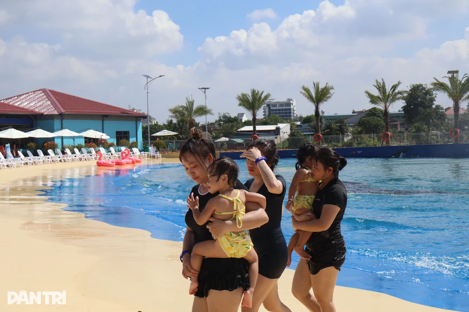 Công viên nước đầu tiên tại Tây Ninh hút người dân giữa mùa nắng nóng