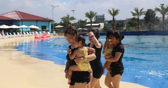 Công viên nước đầu tiên tại Tây Ninh hút người dân giữa mùa nắng nóng