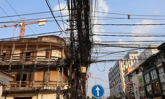 Cột điện chằng chịt dây biến thành điểm check in ở Lào