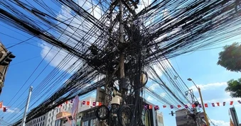 Cột điện chằng chịt dây, rối như mạng nhện ở Lào bỗng nổi tiếng