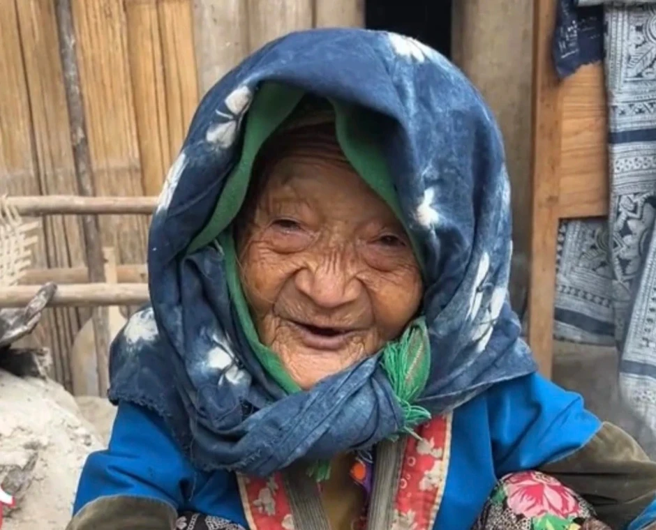 Cụ bà 97 tuổi ở Việt Nam nổi tiếng thế giới sau một câu chào với khách Tây Cụ bà 97 tuổi ở Việt Nam nổi tiếng thế giới sau một câu chào với khách Tây