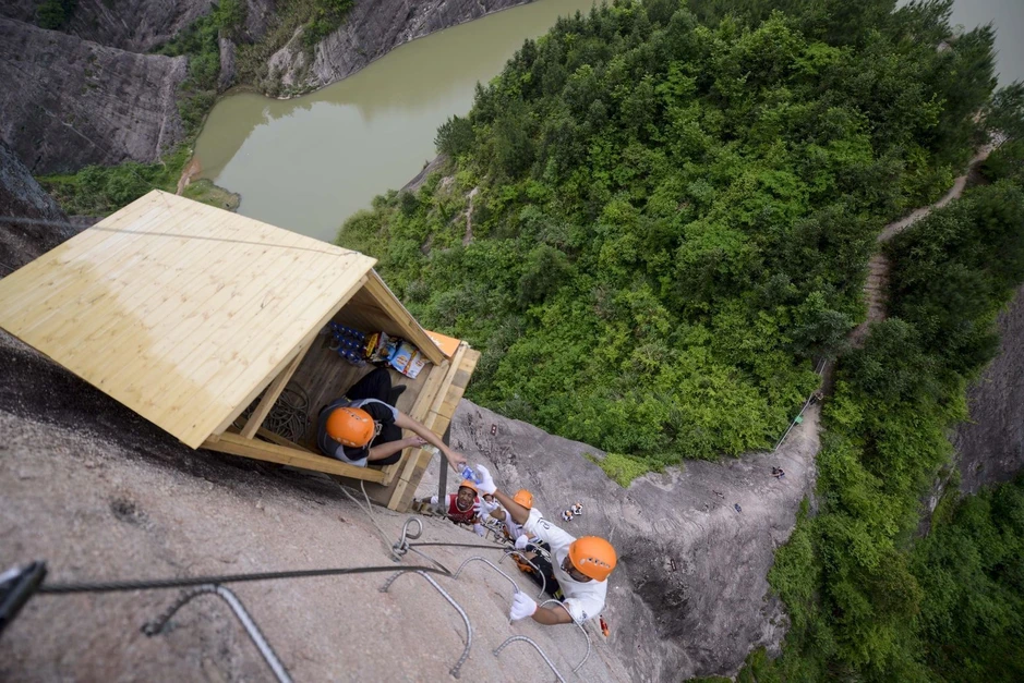Cửa hàng tiện lợi bất tiện nhất thế giới nằm trên vách núi ở Trung Quốc Cửa hàng tiện lợi bất tiện nhất thế giới nằm trên vách núi ở Trung Quốc