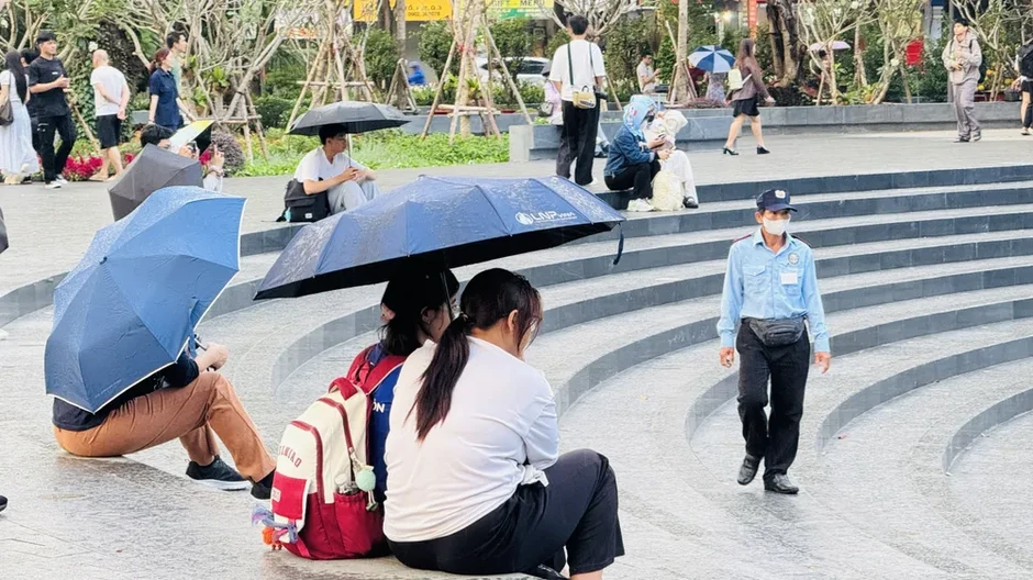Cuối tuần, người dân háo hức đi xem nhạc nước tại Công viên số 1 Lý Thái Tổ Cuối tuần, người dân háo hức đi xem nhạc nước tại Công viên số 1 Lý Thái Tổ