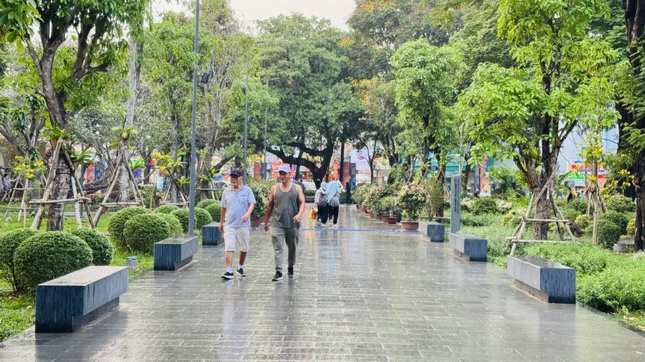Cuối tuần, người dân háo hức đi xem nhạc nước tại Công viên số 1 Lý Thái Tổ Cuối tuần, người dân háo hức đi xem nhạc nước tại Công viên số 1 Lý Thái Tổ