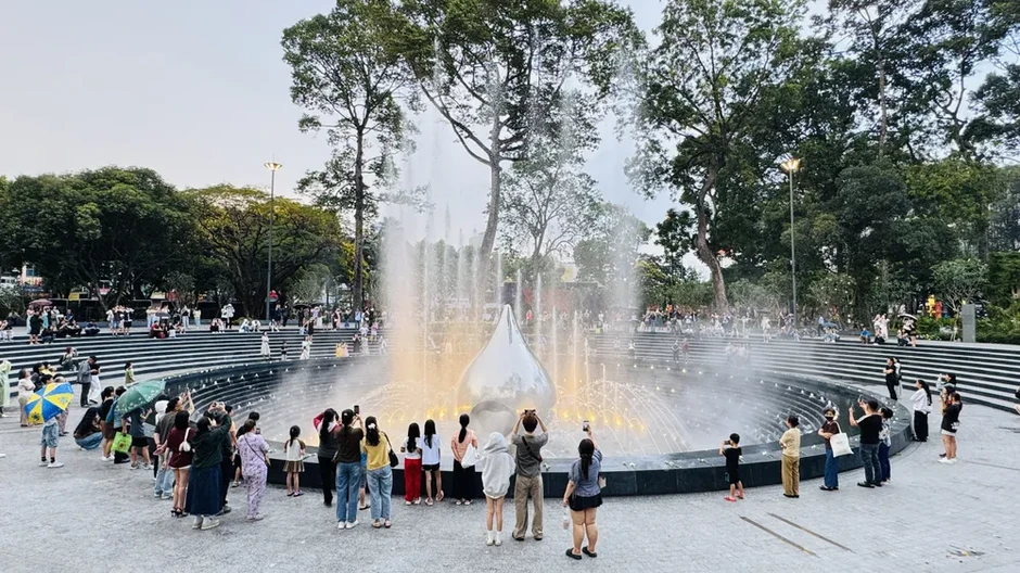 Cuối tuần, người dân háo hức đi xem nhạc nước tại Công viên số 1 Lý Thái Tổ Cuối tuần, người dân háo hức đi xem nhạc nước tại Công viên số 1 Lý Thái Tổ