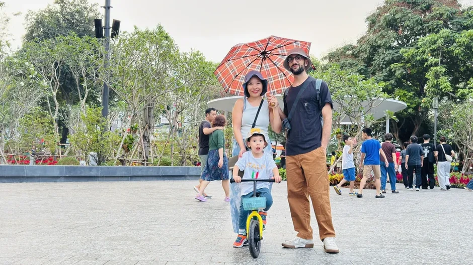 Cuối tuần, người dân háo hức đi xem nhạc nước tại Công viên số 1 Lý Thái Tổ Cuối tuần, người dân háo hức đi xem nhạc nước tại Công viên số 1 Lý Thái Tổ