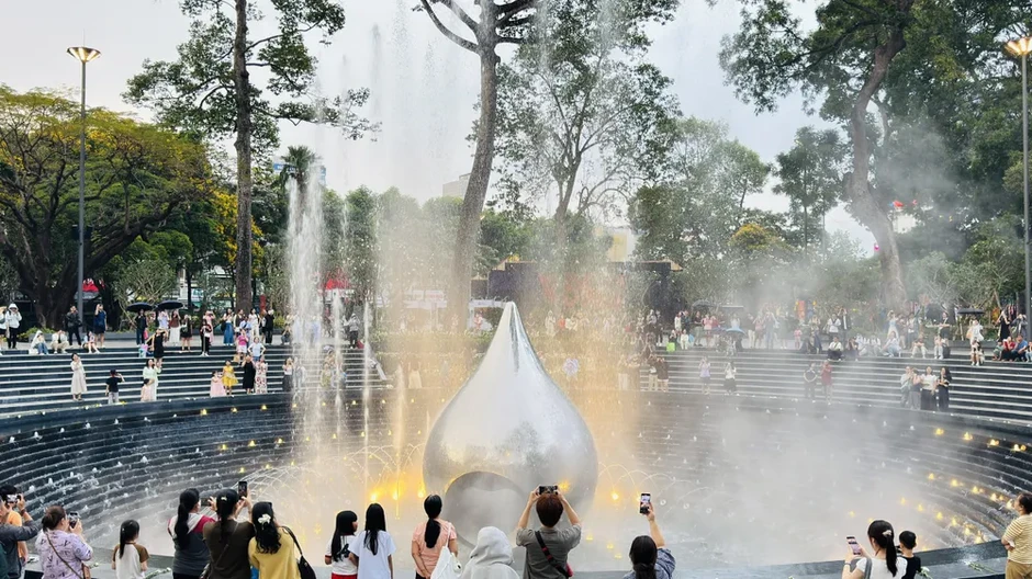 Cuối tuần, người dân háo hức đi xem nhạc nước tại Công viên số 1 Lý Thái Tổ Cuối tuần, người dân háo hức đi xem nhạc nước tại Công viên số 1 Lý Thái Tổ