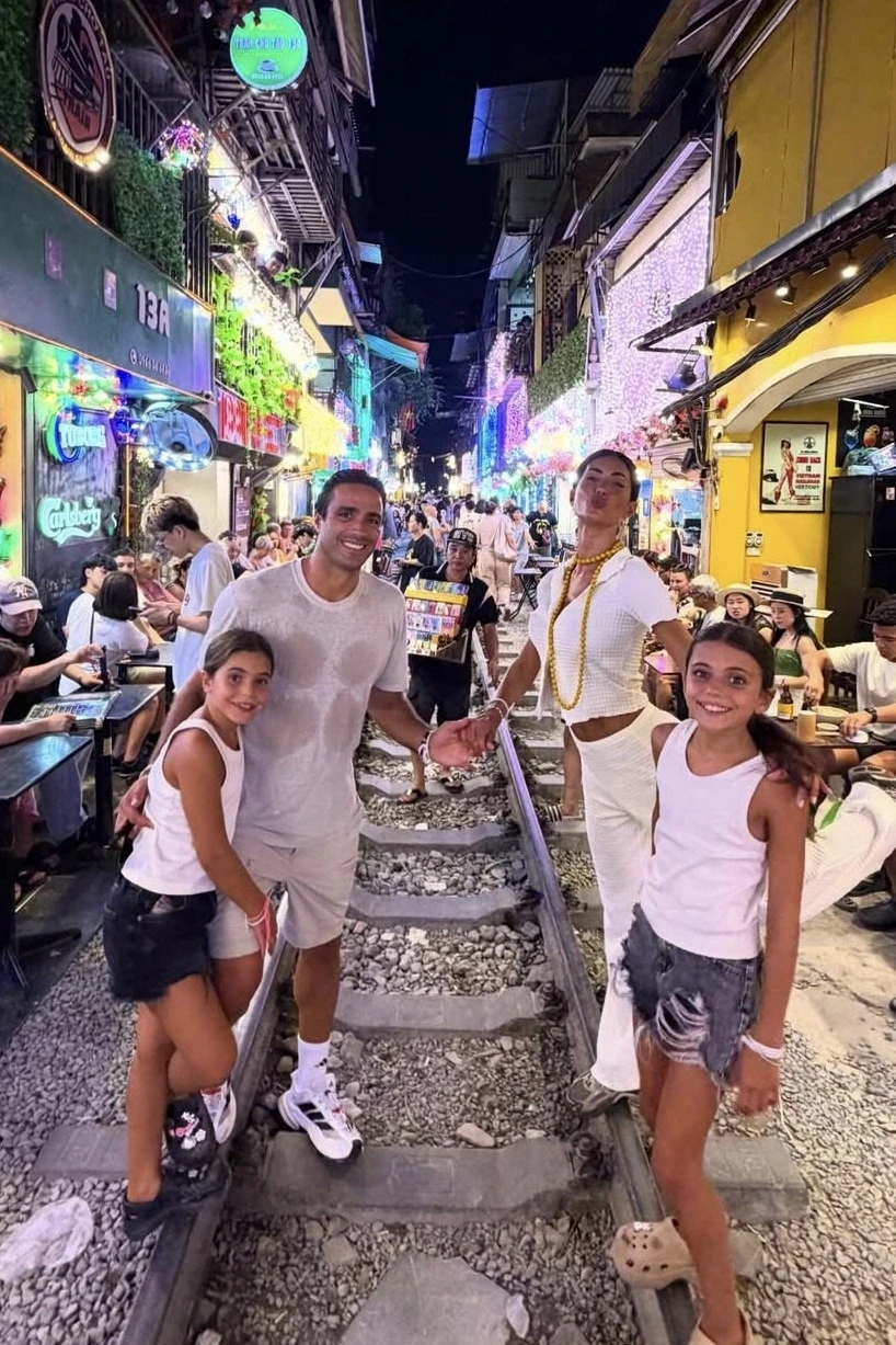 Cựu tiền đạo Juventus cùng vợ con du lịch Việt Nam, ăn bún chả ở Hà Nội