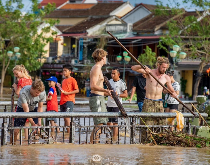 Đà Nẵng bêu tên người xả rác trên loa phường: 'Nhìn du khách nhặt rác Hội An mà thấy xấu hổ' Đà Nẵng bêu tên người xả rác trên loa phường: 'Nhìn du khách nhặt rác Hội An mà thấy xấu hổ'