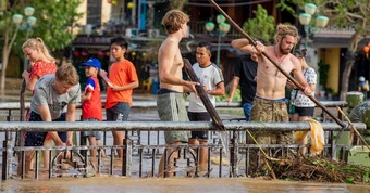 Đà Nẵng bêu tên người xả rác trên loa phường: 'Nhìn du khách nhặt rác Hội An mà thấy xấu hổ'