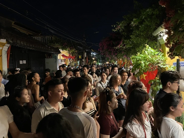 Đà Nẵng, Hội An đông khủng khiếp trong ngày và đêm đầu kỳ nghỉ 30-4