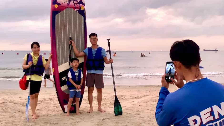 Đà Nẵng: Sắc màu SUP khuấy động biển mùa hè Đà Nẵng: Sắc màu SUP khuấy động biển mùa hè