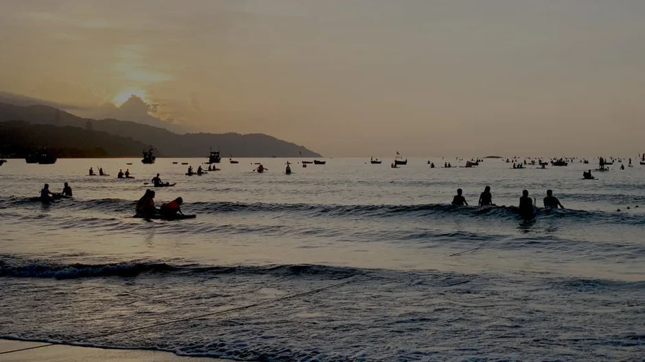 Đà Nẵng: Sắc màu SUP khuấy động biển mùa hè Đà Nẵng: Sắc màu SUP khuấy động biển mùa hè