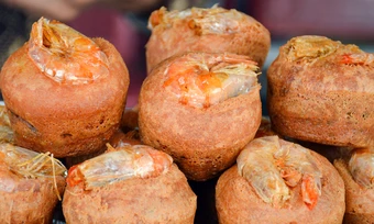 Đặc sản bánh cống Khmer bán ở ven quốc lộ