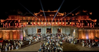 Đại nội Huế đông kỷ lục về đêm, du lịch cố đô bội thu dịp lễ