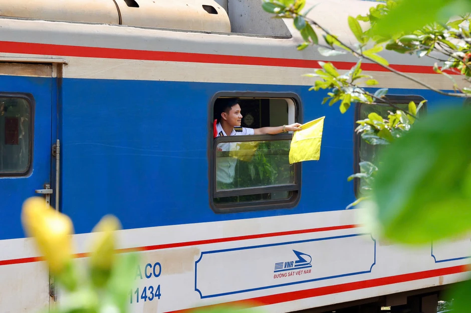 Đánh thức mùa xuân dọc đường ray đất nước Đánh thức mùa xuân dọc đường ray đất nước
