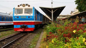 Đánh thức mùa xuân dọc đường ray đất nước
