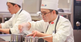 Đầu bếp Việt mang nước mắm, 30kg đặc sản sang Anh thi đấu giành HCB
