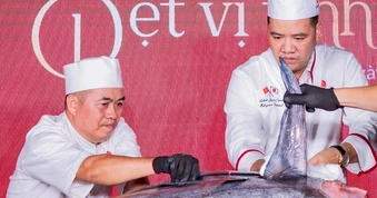 Đầu bếp Việt xẻ cá ngừ vây xanh Nhật Bản nặng 216kg, giá gần một tỷ đồng
