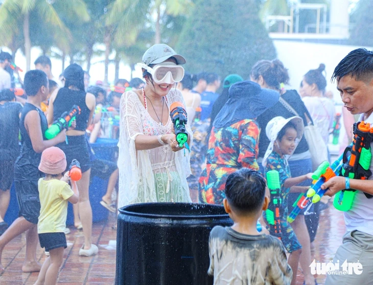 Đến biển Đà Nẵng, du khách vui 'quên lối về' khi tham gia đại chiến súng nước
