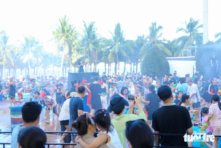 Đến biển Đà Nẵng, du khách vui 'quên lối về' khi tham gia đại chiến súng nước
