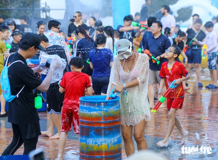 Đến biển Đà Nẵng, du khách vui 'quên lối về' khi tham gia đại chiến súng nước