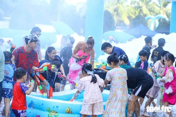 Đến biển Đà Nẵng, du khách vui 'quên lối về' khi tham gia đại chiến súng nước