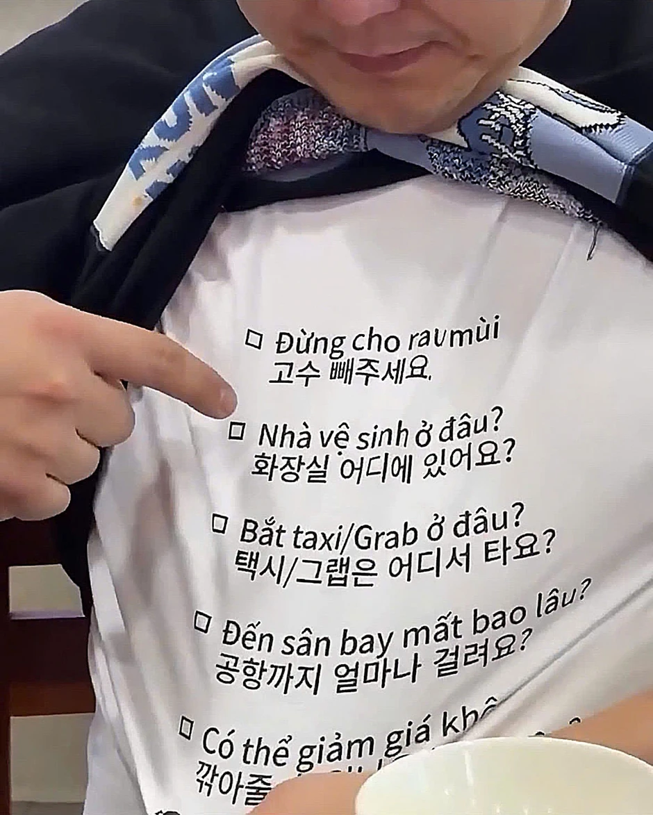 Đi ăn nhà hàng Việt Nam, khách Hàn lộ áo phiên dịch song ngữ gây sốt Đi ăn nhà hàng Việt Nam, khách Hàn lộ áo phiên dịch song ngữ gây sốt