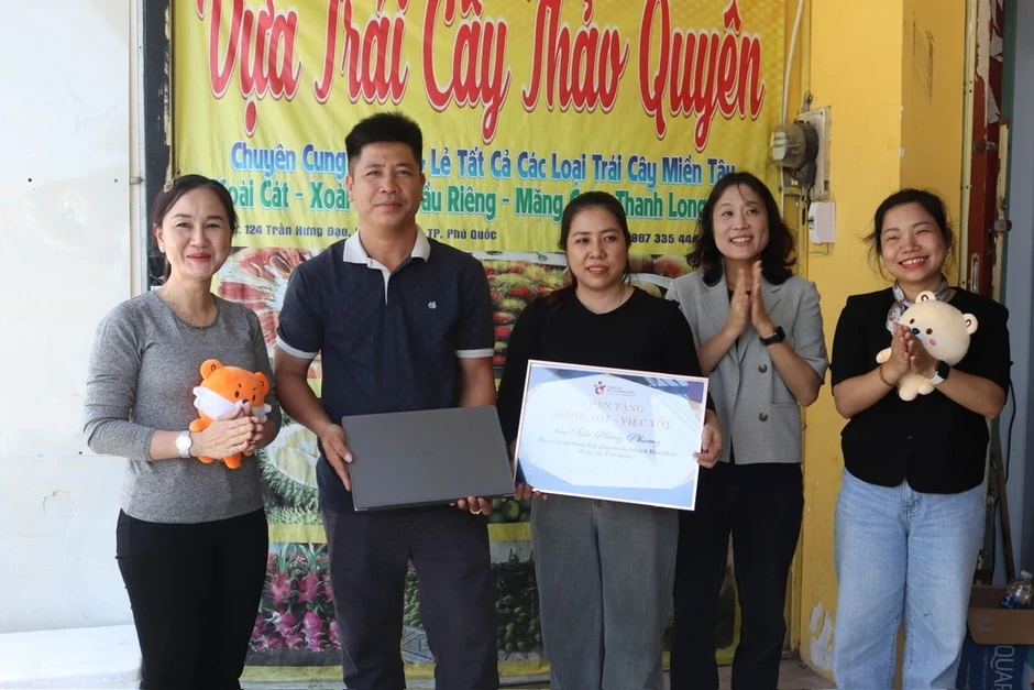Đi ăn nhà hàng Việt Nam, khách Hàn lộ áo phiên dịch song ngữ gây sốt Đi ăn nhà hàng Việt Nam, khách Hàn lộ áo phiên dịch song ngữ gây sốt